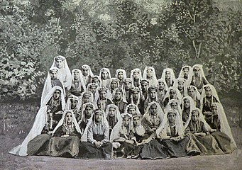 Կարինցի մի խումբ հայ աղջիկներ՝ իրենց ավանդական տարազով[2]։