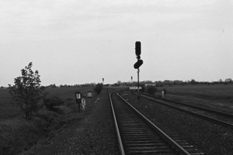 Die Ausfahrt des Bahnhofs Burg, geradeaus Richtung Fehmarnsund-Brücke, rechts abzweigend Richtung Puttgarden (1983)