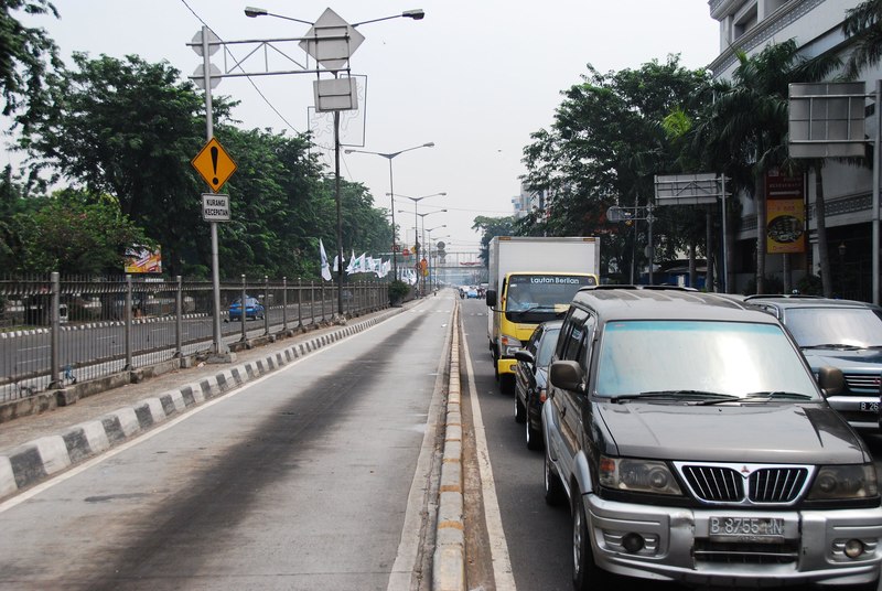 File:Autoverkeer naast de busway te Jakarta, KITLV 160559.tiff