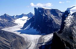 Parque Auyuittuq, con las características formaciones rocosas y glaciares (isla Baffin).