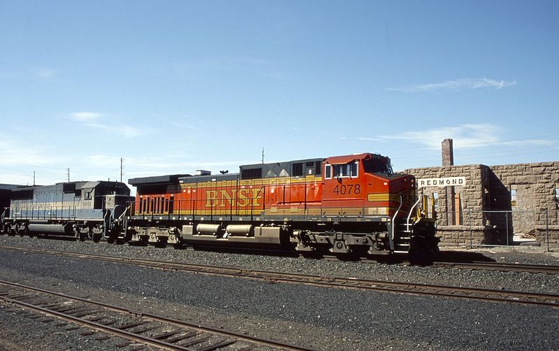 File:BNSF 4078 & EMD 9068 In Oregon.jpg