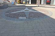 Deutsch: In der Straße eingelassenes Mosaik mit Tafel im Kreuzujgsbereich Wassergasse-Mühlgasse in Baden