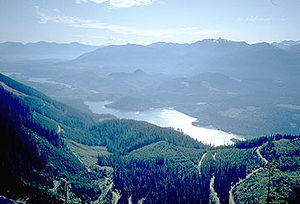 Baker Lake visto dal versante orientale della valle, guardando a sud-ovest