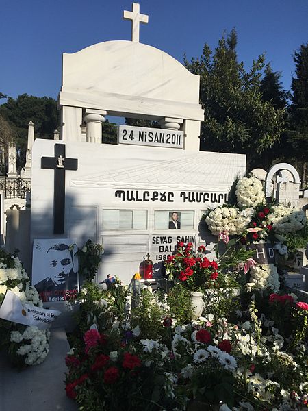 File:Balıkçı family tomb.JPG