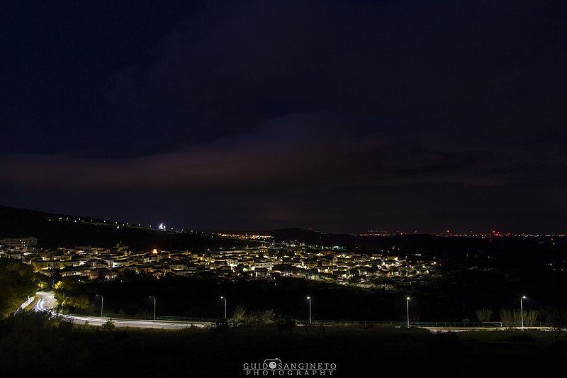 File:Barile di notte con scie di auto.jpg