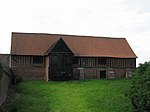 Scheune etwa 150 Meter nördlich von Little Wenham Castle und westlich der St.-Laurentius-Kirche