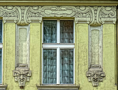 Art Nouveau frieze và gargoyles