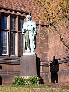 A statue of Silliman in front of Yale's Sterling Chemistry Laboratory