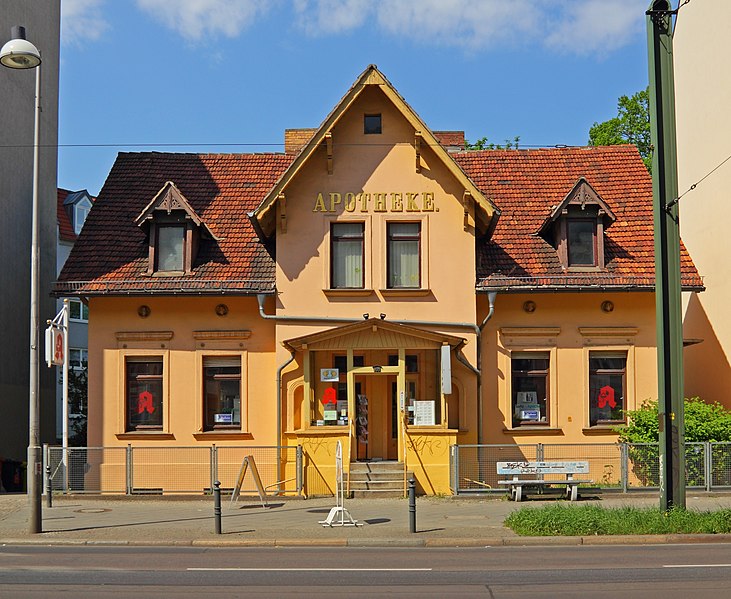 File:Berlin-Weissensee Berliner Allee Apotheke.jpg