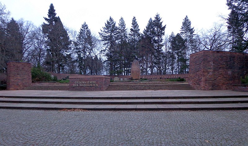 File:Berlin Friedrichsfelde Zentralfriedhof, Gedenkstätte der Sozialisten - DSC06576.jpg