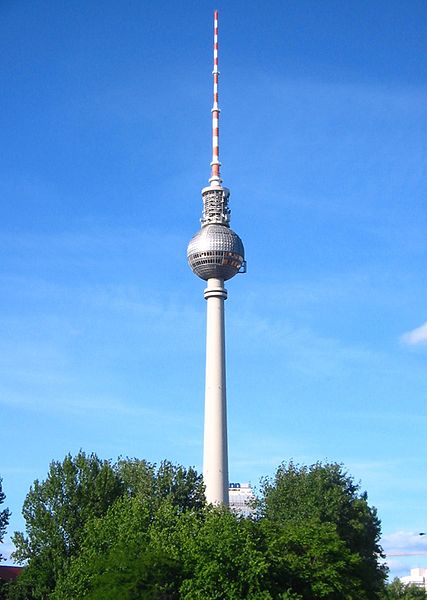 File:Berliner Fernsehturm - von süden 1.jpg