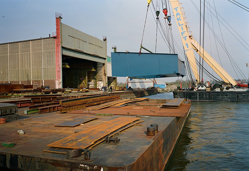 File:Bij de firma Hollandia worden ballastkisten in de fabriek gehesen voor de klep van de Van Brienenoordbrug ID15251.jpg