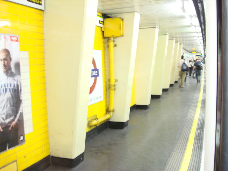 File:Blackfriars tube station Eastbound platform.jpg