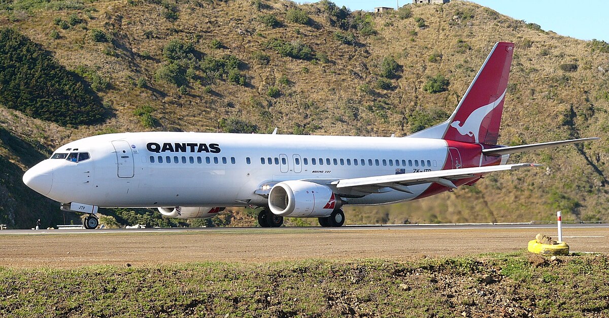 File:Boeing 737-400 (QANTAS) Wellington (5).jpg - Wikimedia Commons