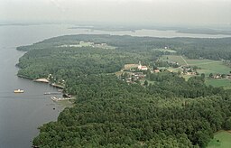 Flygfoto över Bolmsö kyrkby på norra delen av ön. På bilden syns bland annat färjan som går till Sunnaryd och Bolmsö kyrka. Bilden är från 1997.