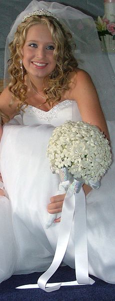 File:Bride with stephanotis bouquet.jpg