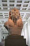 Salle 4 - Statue colossale d'Amenhotep III, v.  1370 avant JC