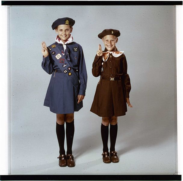 File:Brownie and Girl Guide Uniforms Canada circa 1975 (8202402537).jpg