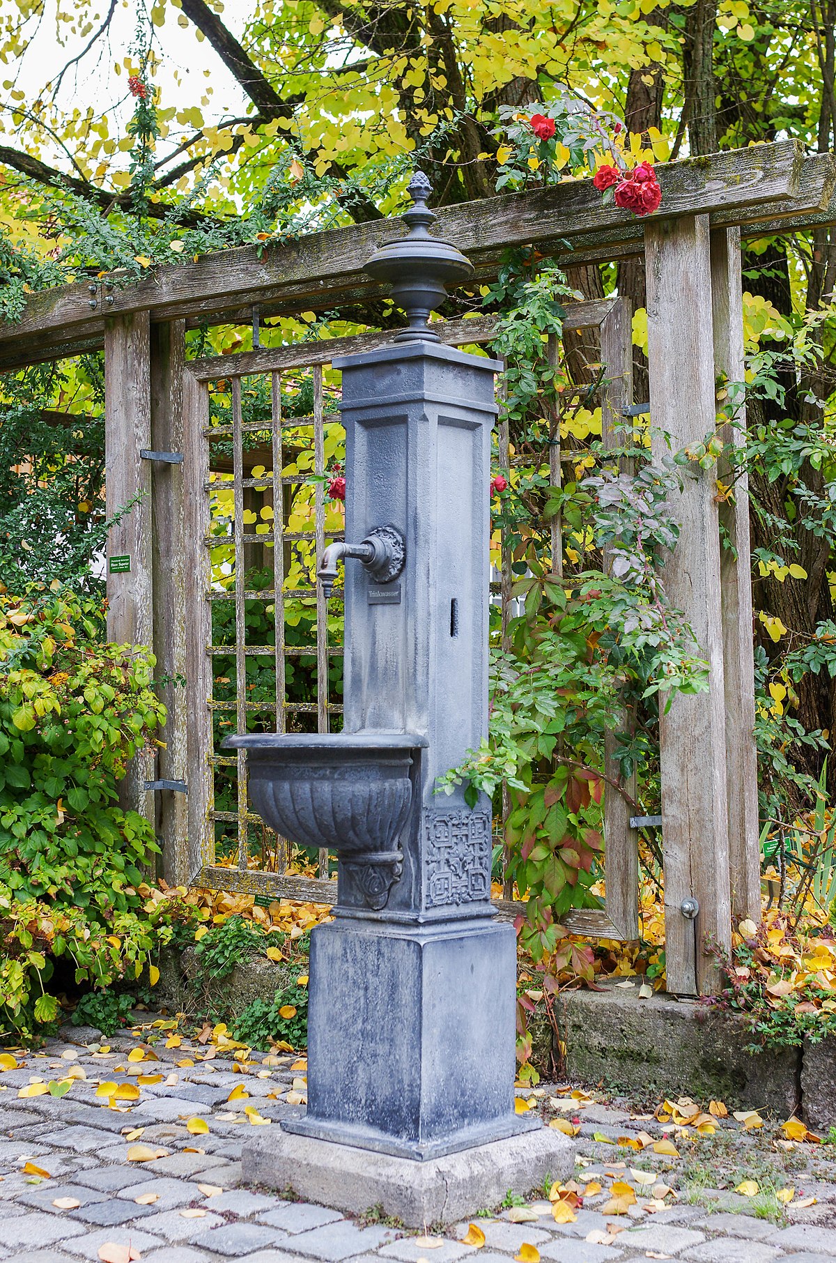 File Brunnen Im Botanischen Garten Augsburg 005 Jpg Wikimedia