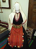 Женский народный костюм с сукманом, регион неизвестен. Экспозиция Национального этнографического музея Болгарии