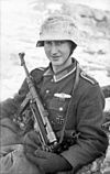 Bundesarchiv Bild 101I-278-0899-26, Russland, Soldat mit MP 40 im Schnee.jpg