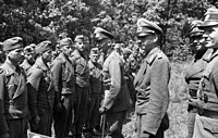 Bundesarchiv Bild 101I-748-0090-03A، Russland، General Hörnlein bei seinen Soldaten.jpg