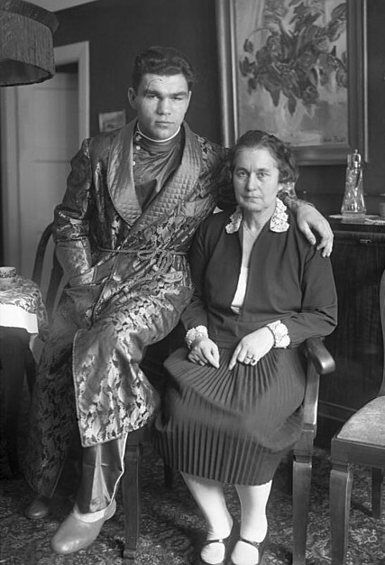 Max Schmeling with his mother Amanda Schmeling (née Fuchs) in 1931