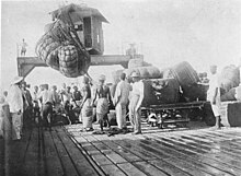 Loading of cotton (1885) Bundesarchiv Bild 137-003033, Togo, Lome, Verladen von Baumwollballen.jpg