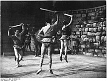 Spartacus Ballet Bundesarchiv Bild 183-83789-0102, Magdeburg, 3. Arbeiterfestspiele, Ballett "Spartacus".jpg