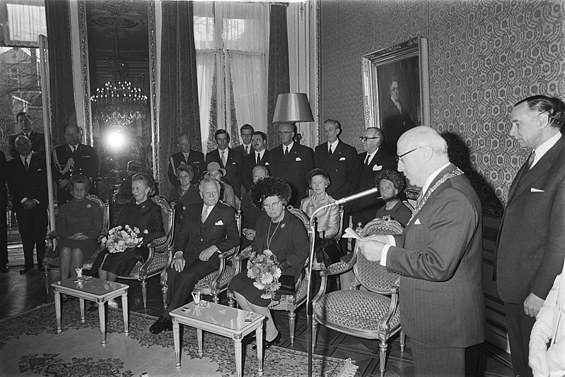 File:Burgemeester Samkalden aan het woord, op de eerste rij zittend v.r.n.l. koningi…, Bestanddeelnr 924-4521.jpg