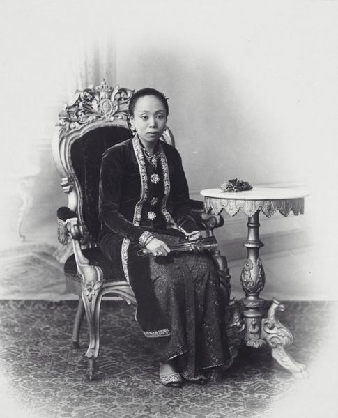 File:COLLECTIE TROPENMUSEUM Studioportret van echtgenote (hoofdvrouw) van Pakoe Boewono X Susuhunan van Surakarta TMnr 60041833.jpg