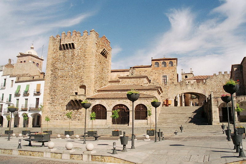 File:Caceres Spain Plaza Mayor Arco.jpg