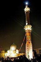 Uma mesquita no distrito de al-Muhandisin à noite no mês do Ramadã.