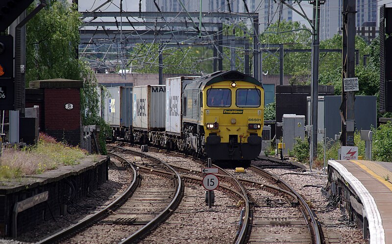 File:Camden Road railway station MMB 19 66501.jpg