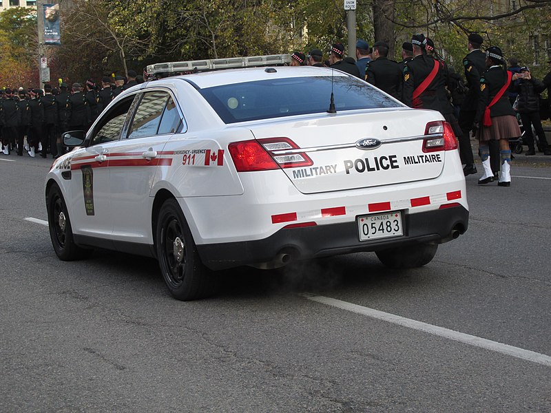 File:Canadian Forces Military Police Ford Taurus 02.jpg