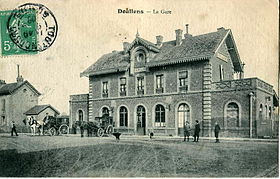 Antigo cartão postal representando o edifício de passageiros da estação Doullens.