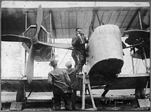 Fotografía en blanco y negro de un avión