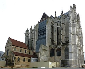 Notre-Dame de la Basse-Œuvre in de schaduw van de kathedraal