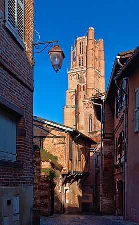 English: Albi Cathedral, seen from street Rue des prêtres, Albi. Français : Cathédrale Sainte-Cécile d'Albi, vue depuis la rue des prêtres, Albi.