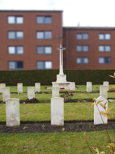 File:Celle War Cemetery (2).JPG