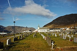 Friedhof und Kirche von Honningsvag September 2016.jpg