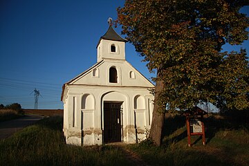 Dosiero:Chapel_in_Skryje,_Třebíč_District.JPG