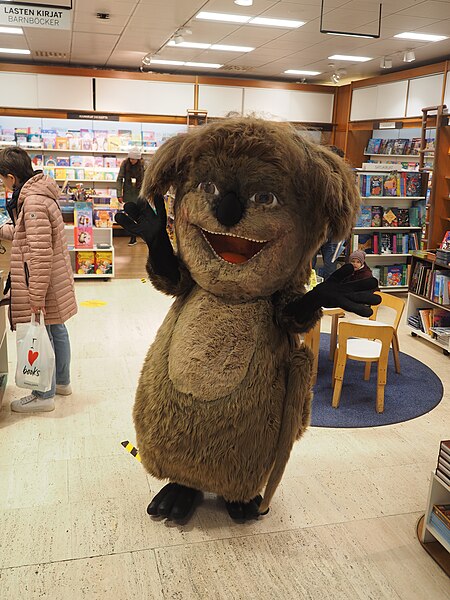 File:Children's entertainer at Akateeminen Kirjakauppa.jpg