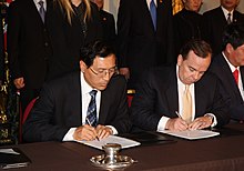 Stuart Gulliver, executive director of HSBC signs a "Memorandum of Understanding" with Zheng Zhijie, Vice Governor of China Development Bank, 10 January 2011. China Development Bank and HSBC (5343690248).jpg