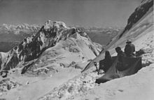 Sobre la cara Rakhiot del Nanga Parbat, vista hacia el norte: el pico Chongra en primer plano; al fondo: el pico Malubiting y el Haramosh a la izquierda, y el pico Kanjut Sar en el centro de la imagen (a  la derecha del Chongra). Fotografía de Willy Merkl de 1932.