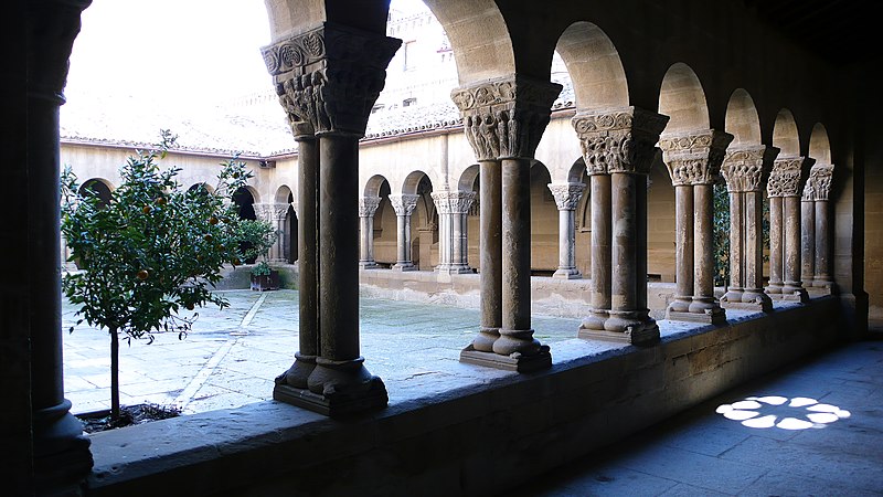 File:Claustro de San Pedro (s. XII).jpg