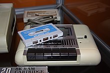 Une cassette posée sur une console commodore blanche.