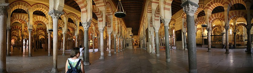 English: Bosque de columnas en el interior de la Mezquita. English: Hypostyle hall inside of Mosque.