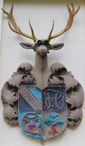 File:Corps Hubertia Freiburg - Crest on House with iron goggles.png