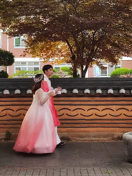 File:Couple wearing a Hanbok traditional Korean costumes in Gyeongju.jpg